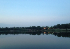湖畔灯影图片