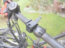 自行车车把安装Garmin GPS eTrex设备