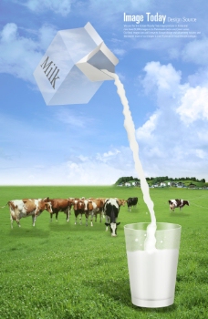 蓝天白云草地绿色草原和往杯子内倒牛奶