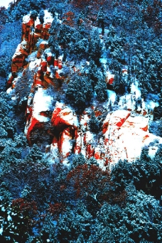 雪被下的岩石图片