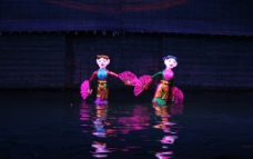 越南水上木偶剧图片