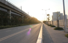 夕阳西下的马路图片