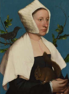 抱着松鼠的女人图片