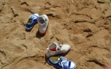 鞋子 沙滩 海边图片